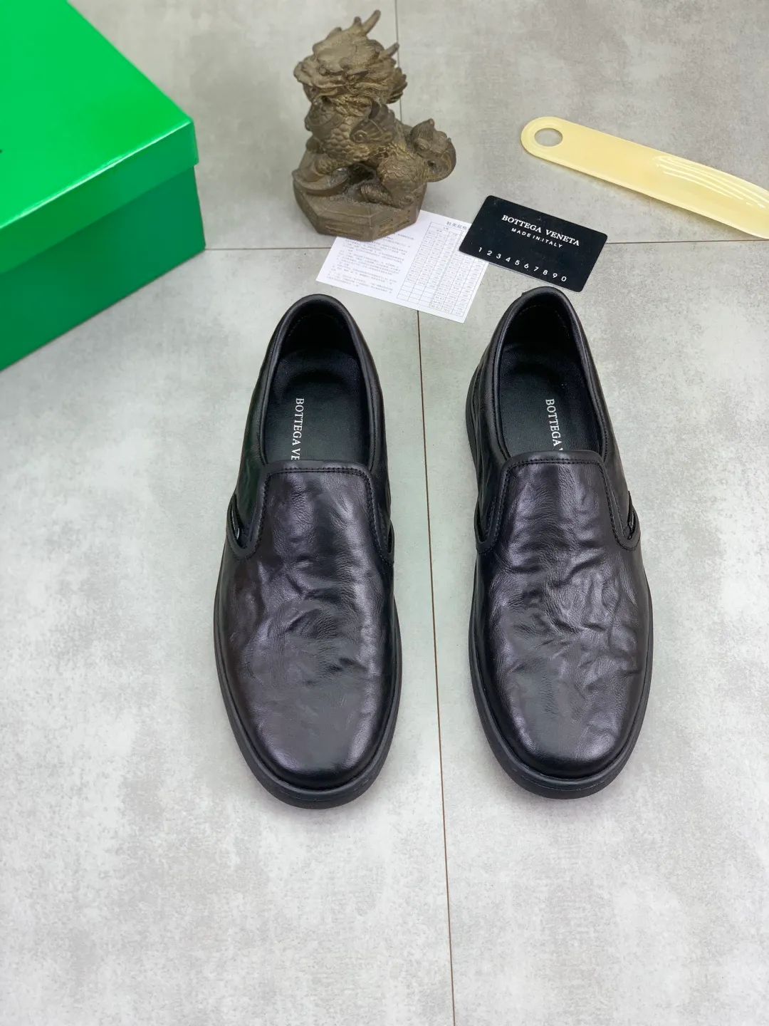 Men's shoes 💰P520 [New model] Water-dyed cow leather 💰High-quality business casual shoes 💎💎💎 BOTTEGA VENETA official website synchronizes the latest top version of BV in the market, accepts material comparison, shoe type comparison, process comparison, practical and textured, versatile and suitable for any occasion, the more you look at it, the more flavorful it becomes. Pure hand-woven craftsmanship - Upper material, hand-woven calfskin imported from Italy 🇮🇹 - High-quality water-dyed cowhide lining - Original private model customized outsole -Size: 39-45 Color: black or brown optional